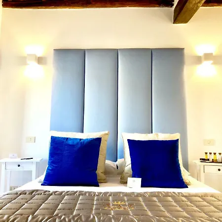 Heart Palace Fontana Di Trevi * Рим